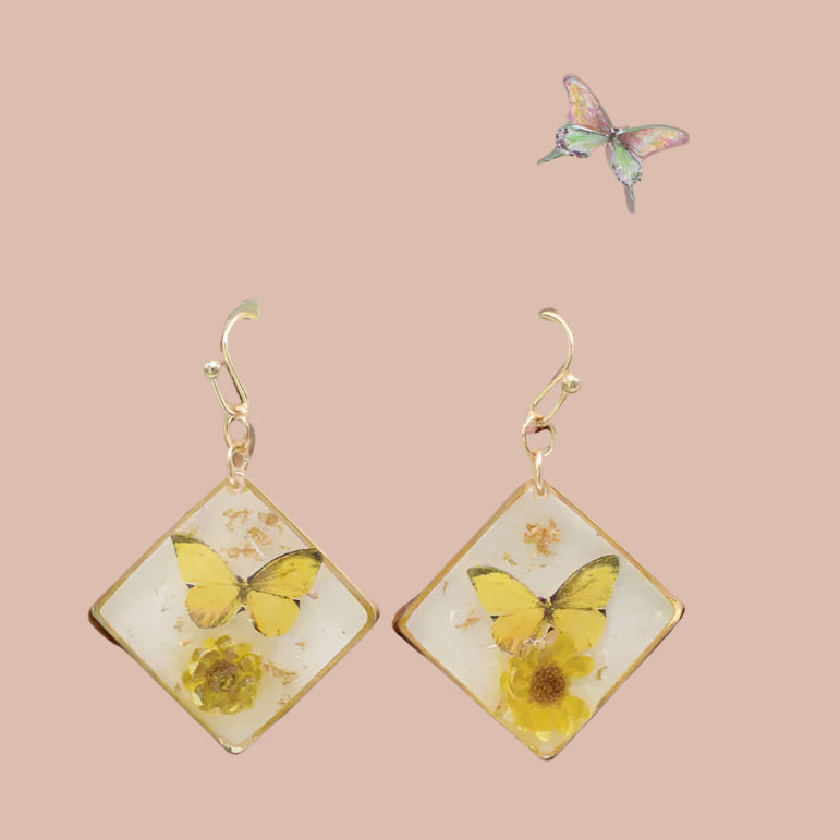 Sunny Garden Butterfly Dried Flower Wire Earrings